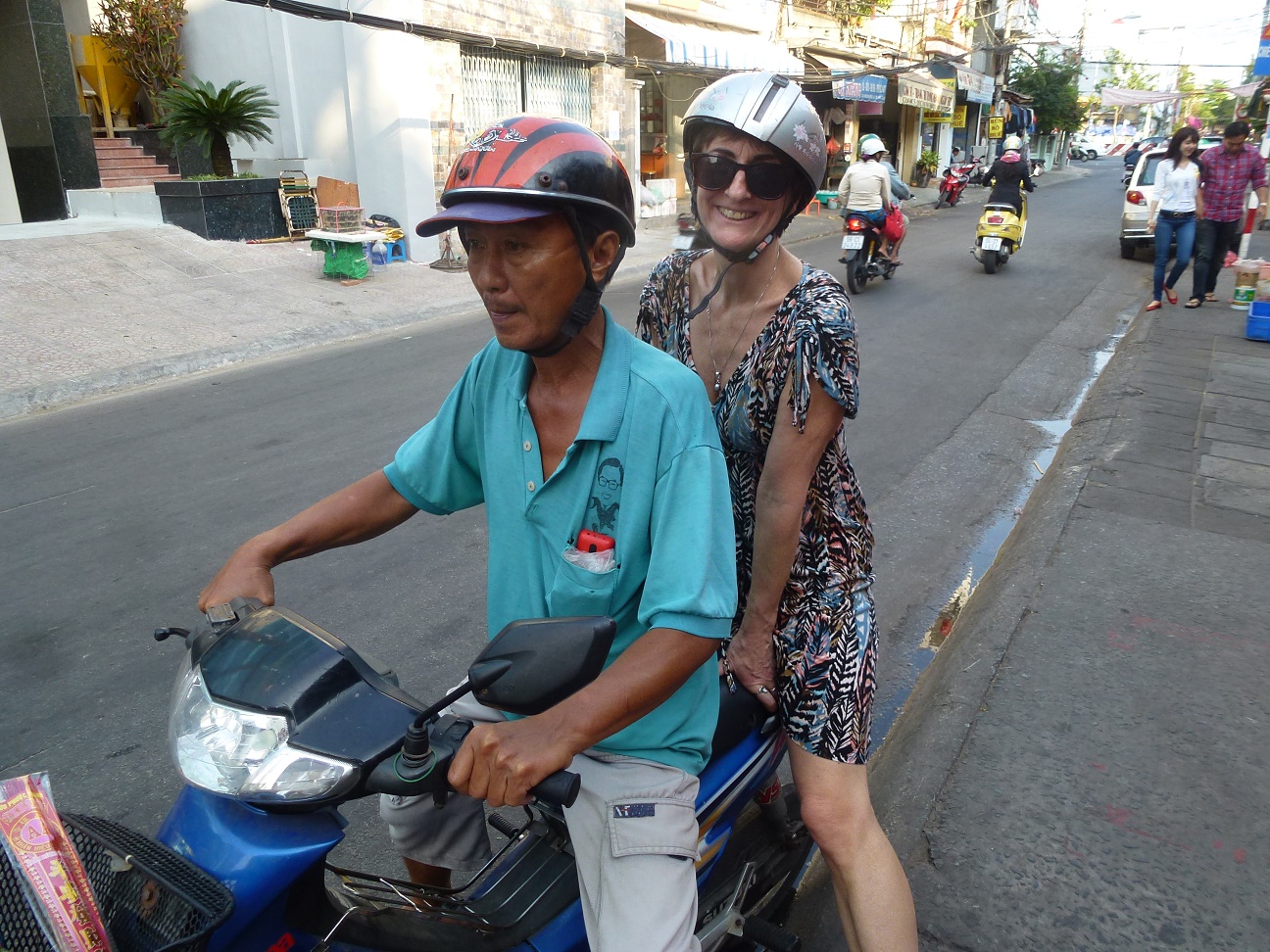 04 Vietnam: Auf dem Moped zu den Göttern